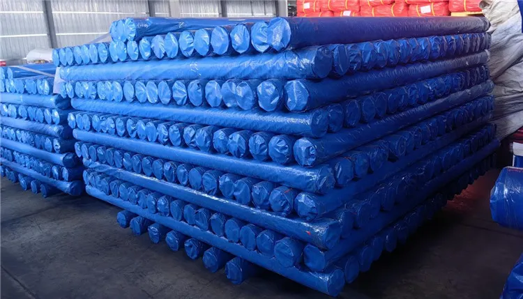 Το Blue PE tarpaulin roll είναι για ανθεκτική προστασία.