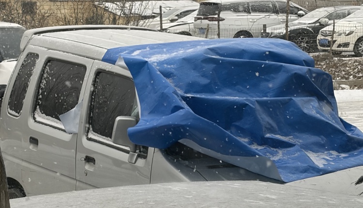 Εφαρμογή μουσαμάδων πολυαιθυλενίου για κάλυψη οχημάτων σε χιονισμένο καιρό